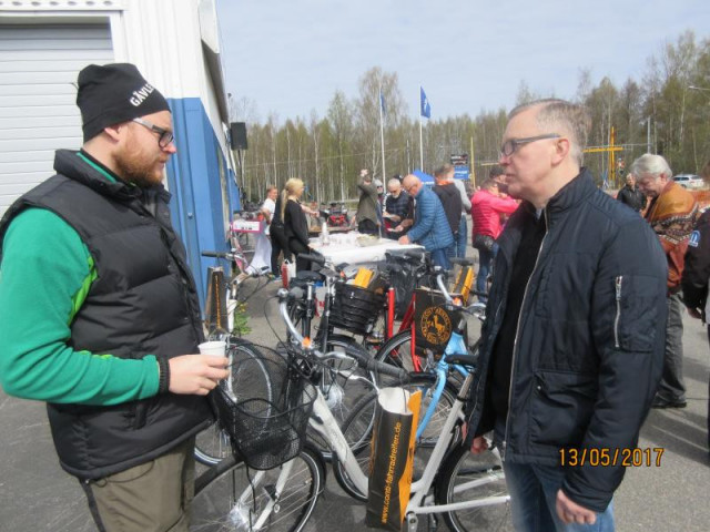Hans-Olof Öberg pratar elcykel med en kund. Foto: Torbjörn Edlund