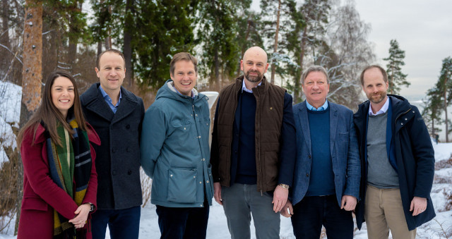Representanter från ledningen för IOWN Energy och Hydro Rein sida vid sida för att markera det nya partnerskapet mellan företagen. Foto: Herman Skjølsvik/Hydro.