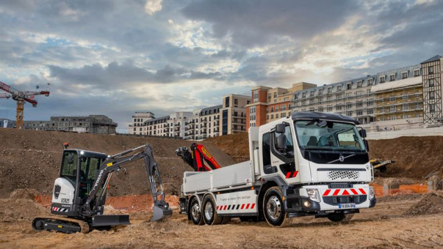 Volvo börjar kundleveranser av helelektriska produkter i Frankrike.