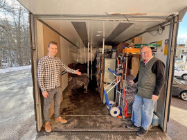 Sebastian och Tomas skickar varje vecka en välfylld lastbil med auktionsföremål för vidare distribution i Sverige och världen.