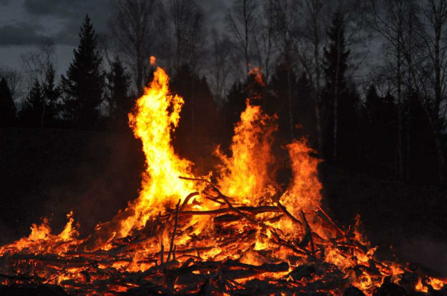 Fyrverkerifritt Valborgsfirande med kase i Axmar bruk. Foto: Ulrike Steiner.