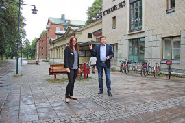 Åsa och Stefan Hedqvist utanför kyrkans hus.