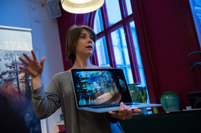 Tini Warg visar hur hon tänker sig kostymen för parkourkillarna som ska agera kosacker i musikteaterföreställningen 1721. Foto: Philippe Rendu