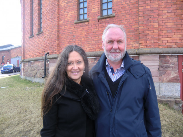 Anna-Lotta Larsson och Rolf Wickenberg utanför Gasklockorna.